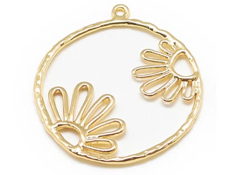 Apportez une touche de doré avec ce pendentif circulaire avec fleur !