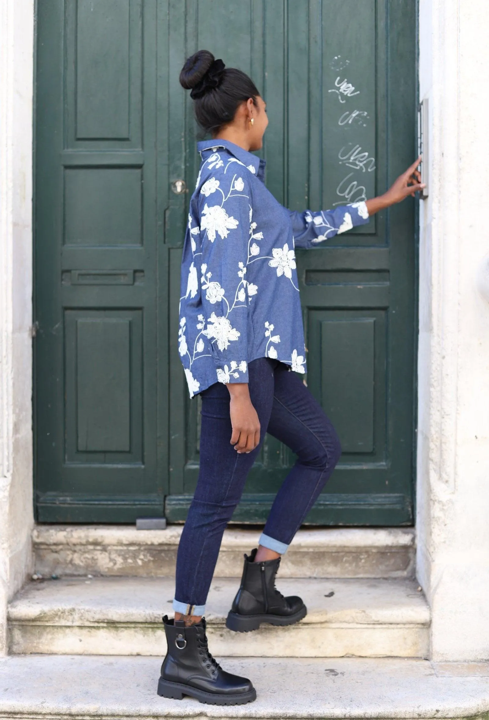 Chemise Bleu Jean à Broderies – 100% Coton pour un Look Tendance