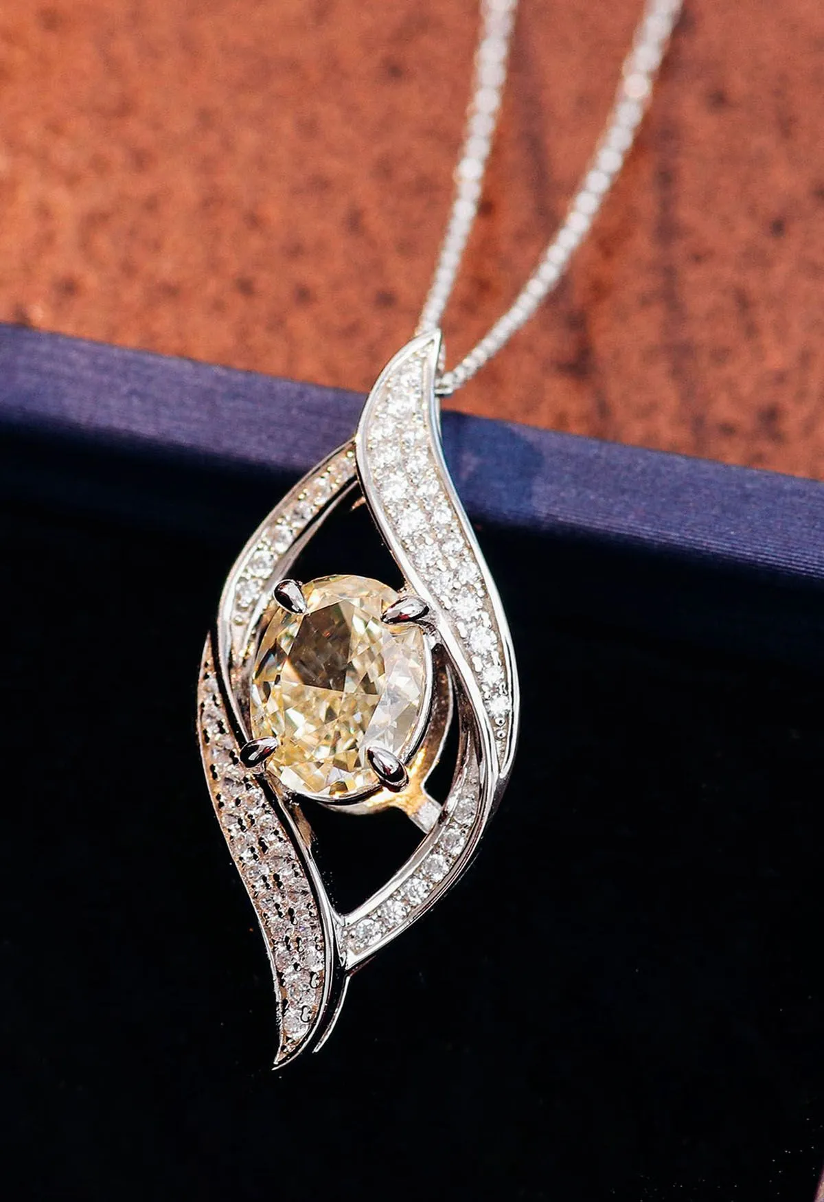Collier en forme de feuille creuse avec zircon cubique en cristal jaune
