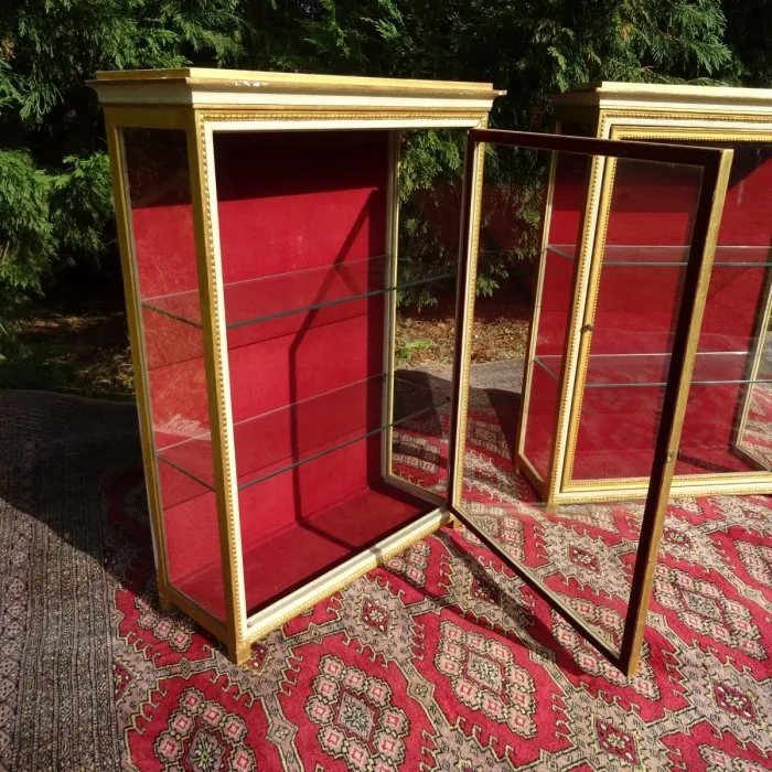 Paire de vitrines en bois doré intérieur velours rouge - Le palais des bricoles