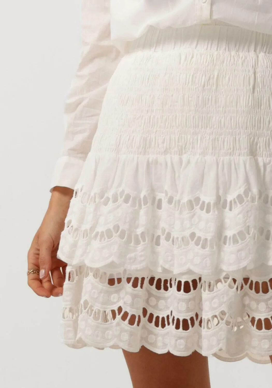 studio amaya mini-jupe cleo skirt en blanc