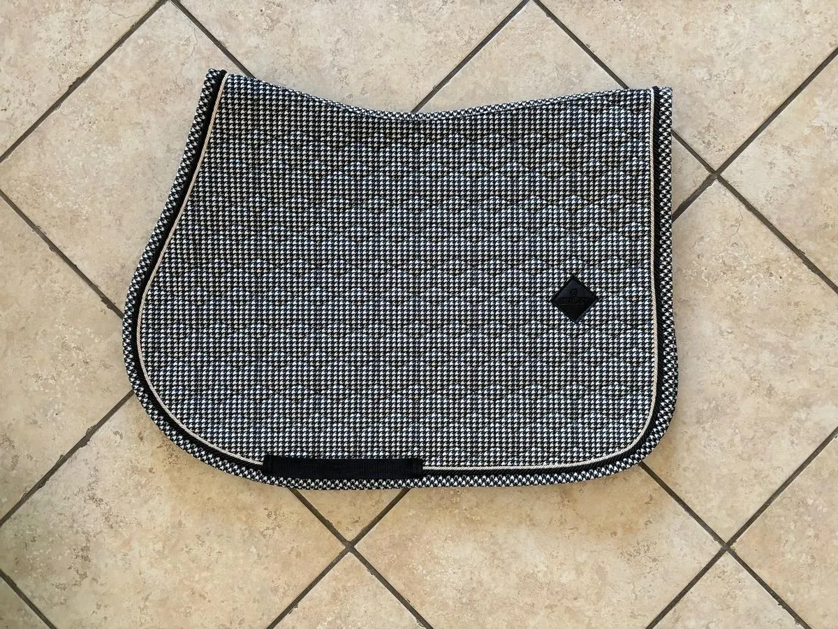 Tapis kentucky pied de poule noir